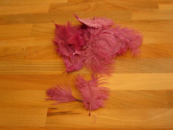 30 kleine Straußenfedern 5 bis 12 cm mauve B-Ware