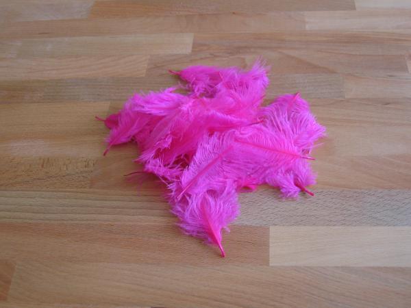30 kleine Straußenfedern 5 bis 12 cm pink B-Ware